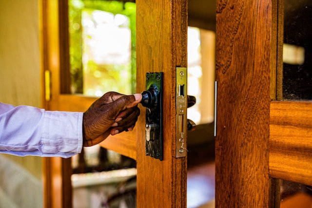 Consejos para elegir la cerradura de tu puerta de madera